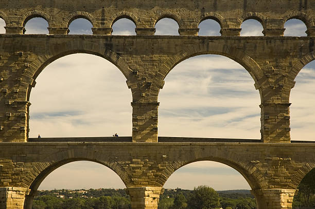 romano antigo aqueduto, a ponte gard, frança - aqueduct roman ancient rome pont du gard - fotografias e filmes do acervo