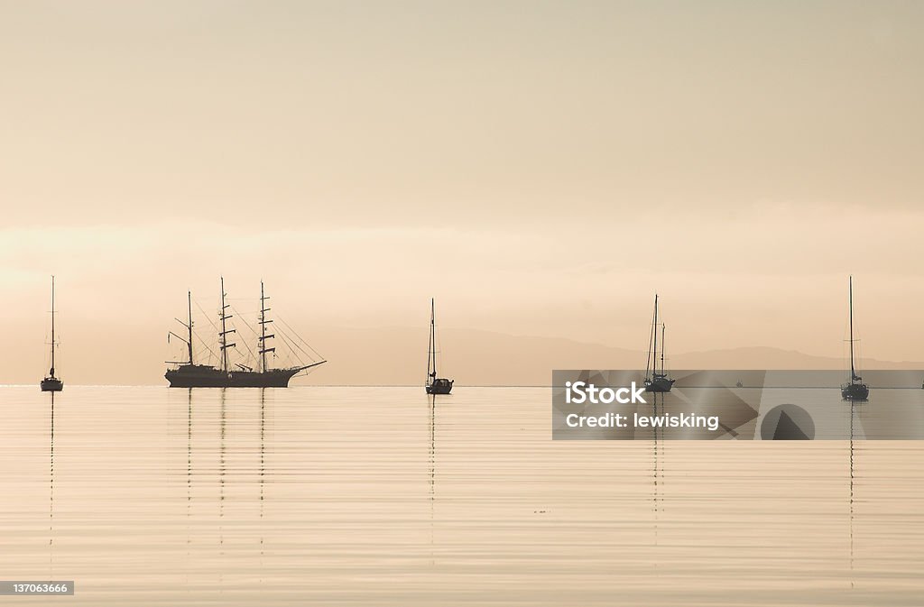 Caravela silhueta de águas calmas - Foto de stock de Ancorado royalty-free