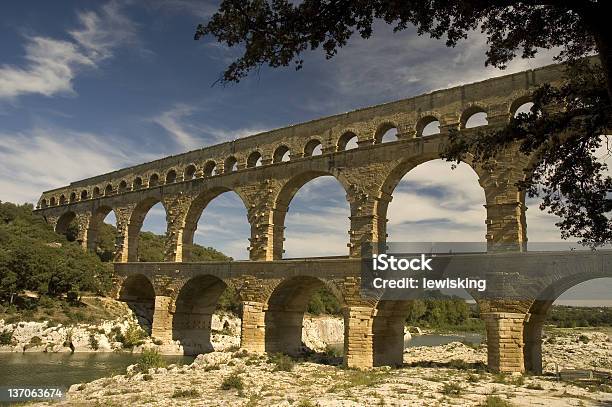 Starożytny Rzymski Akwedukt Pont Du Gard Francja - zdjęcia stockowe i więcej obrazów Akwedukt - Akwedukt, Architektura, Chmura