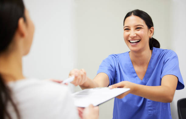 foto de un paciente y un asistente interactuando en un consultorio odontológico - examen médico fotografías e imágenes de stock