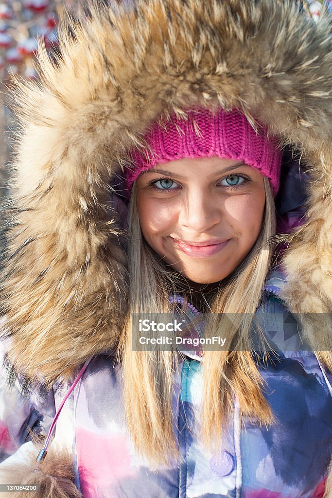 Mujer en un parque de invierno - Foto de stock de Actividad libre de derechos