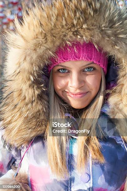 Mujer En Un Parque De Invierno Foto de stock y más banco de imágenes de Actividad - Actividad, Adolescencia, Adolescente