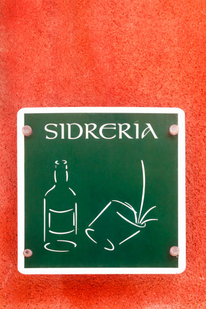 tradycyjna asturia sidrería, lokal gastronomiczny. - cydr zdjęcia i obrazy z banku zdjęć