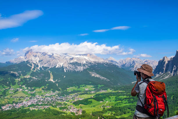 cortina d'ampezzo & gruppo delle tofane nelle dolomiti (veneto, italia) - tofane foto e immagini stock