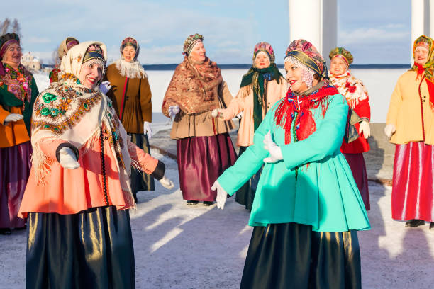 l’ensemble folklorique de la chanson russe « katyusha » donne un concert au festival de la ville « hyperborée » sur le quai d’hiver de la ville de petrozavodsk, république de carélie, russie, 12 février 2022 - katyusha photos et images de collection