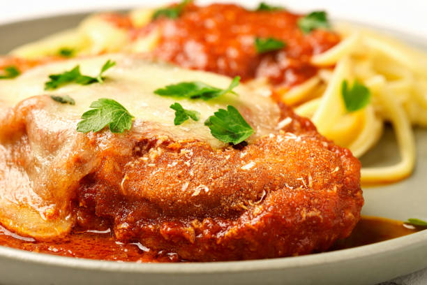 plato de pollo parmigiano con primer plano de pasta - noodles pasta chicken breast color image fotografías e imágenes de stock