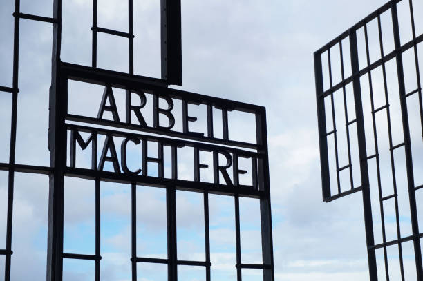 les portes ouvertes du camp de concentration de sachsenhausen à oranienburg, en allemagne - death camp photos et images de collection