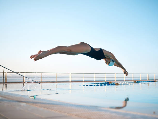 aufnahme einer unkenntlichen jungen athletin, die in einem olympischen pool schwimmt - hechten stock-fotos und bilder