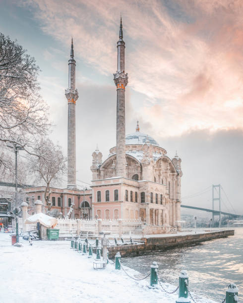 giornata nevosa a istanbul, turkiye. vista sulla moschea di ortakoy con il ponte sul bosforo. - moschea ortakoy foto e immagini stock