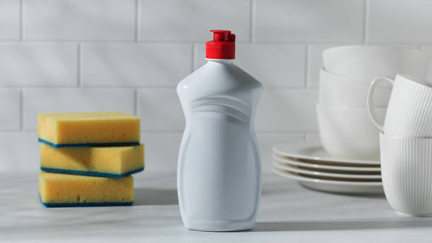 makieta białego plastiku z żelem do mycia naczyń z cieniami i żółtymi gąbkami - dishwashing detergent zdjęcia i obrazy z banku zdjęć