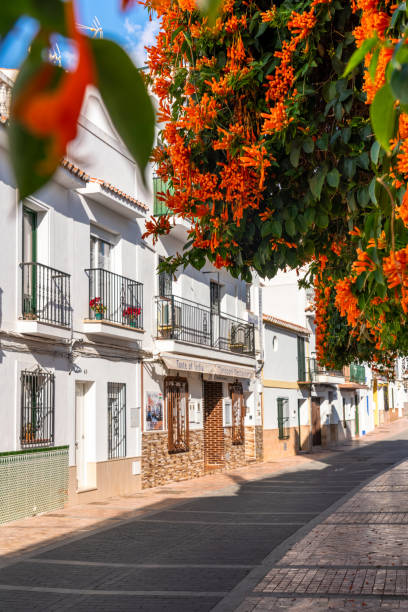 красивые улицы нерхи. типично андалузские дома. - andalusia malaga nerja beach стоковые фото и изображения