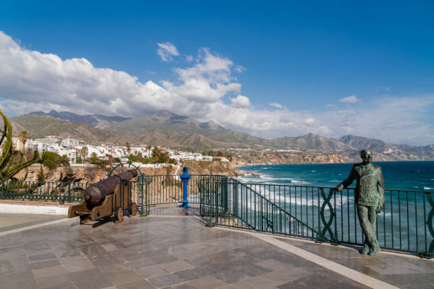 vista dal balcone d'europa a nerja, malaga. statua del re alfonso xii. - nerja foto e immagini stock