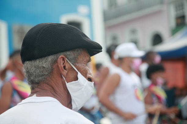 пожилой мужчина в сальвадоре - tux стоковые фото и изображения