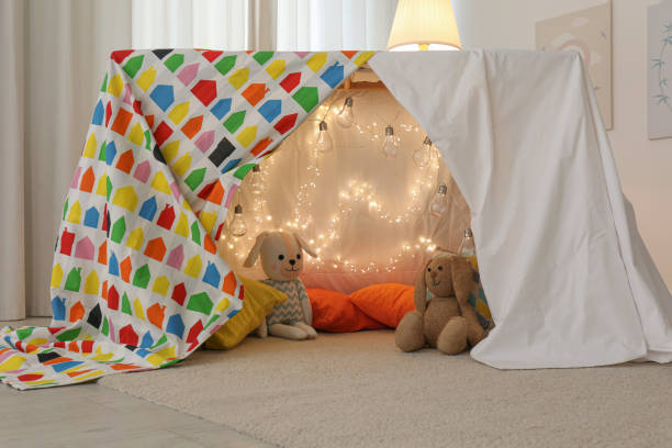 namiot zabawowy ozdobiony świątecznymi światłami w nowoczesnym pokoju dziecięcym - fort zdjęcia i obrazy z banku zdjęć