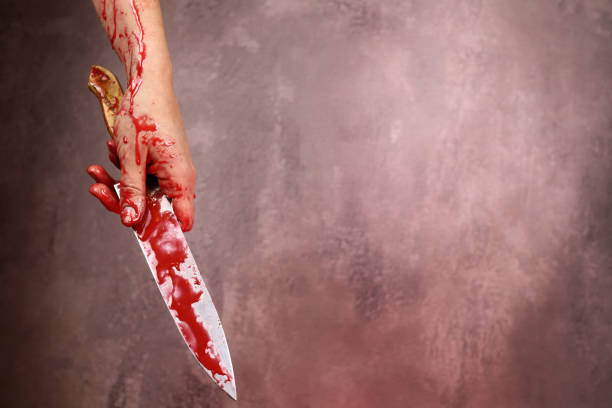 кровь женщины держит окровавленный нож на сером фоне. понятие насилия, убийства - mystery color image people behavior стоковые фото и изображения