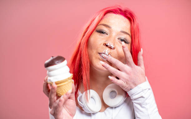 retrato de una niña comiendo dulces - finger in mouth fotografías e imágenes de stock