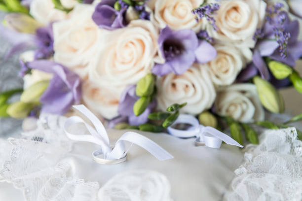 花と宝石の花束と静物 - 結婚式 ストックフォトと画像