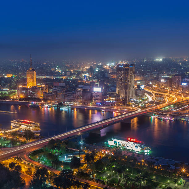 horizonte de la ciudad de el cairo al atardecer - cairo egypt africa night fotografías e imágenes de stock