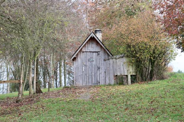деревянный хижина - shed cottage hut barn стоковые фото и изображения