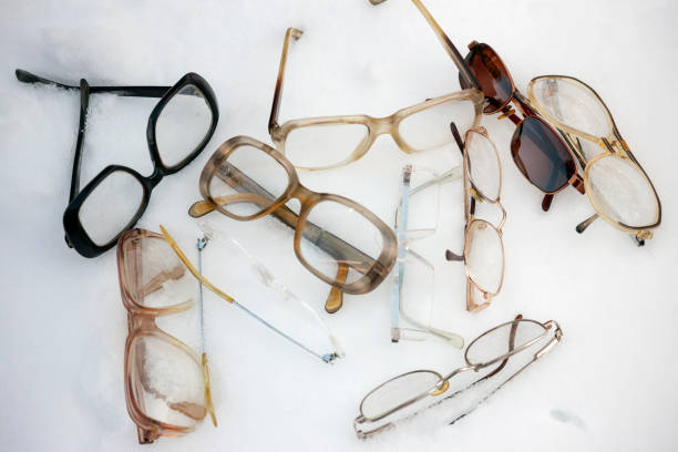 gafas abandonadas en la nieve - snow glasses fotografías e imágenes de stock