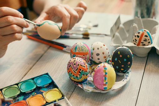 Colouring eggs for eastertime at home
