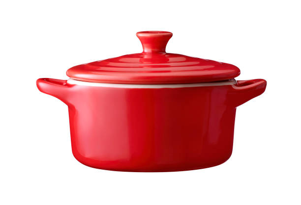 赤鋳鉄エナメルフライパン。白で分離されたオランダのオーブン - 調理鍋 ストックフォトと画像