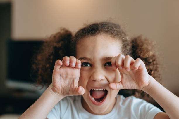 ragazza che fa la faccia boogeyman - imitazione di animali foto e immagini stock