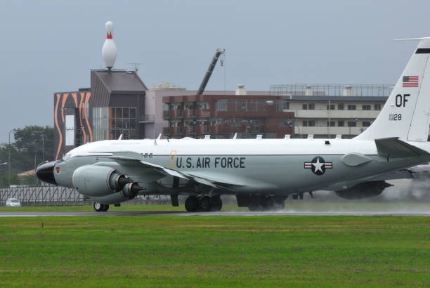 united states air force boeing rc-135s cobra ball masint (measurement and signature intelligence) aircraft. - military reconnaissance airplane imagens e fotografias de stock