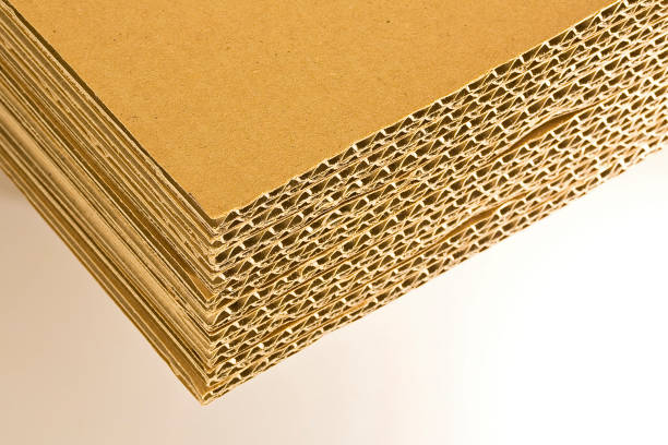 fondo in cartone ondulato riciclato con pannelli sovrapposti. - packaging paper cardboard rolled up foto e immagini stock