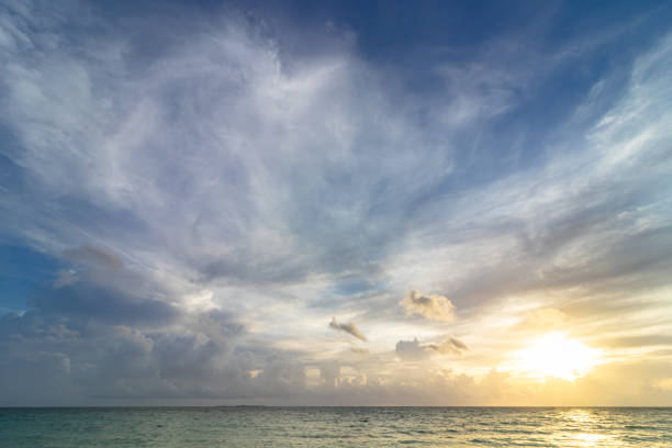 bella alba sulla riva dell'oceano al mattino - cirrostratus foto e immagini stock