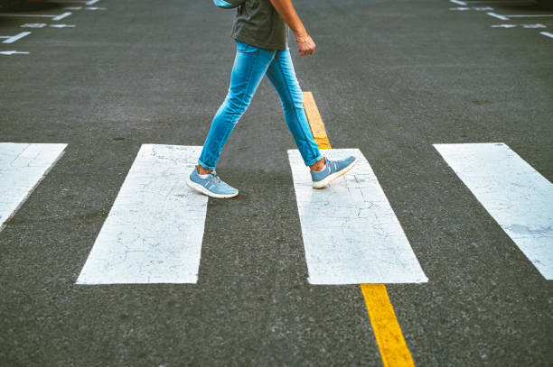 tiro cortado de um homem irreconhecível andando pela cidade pela manhã - crossing - fotografias e filmes do acervo