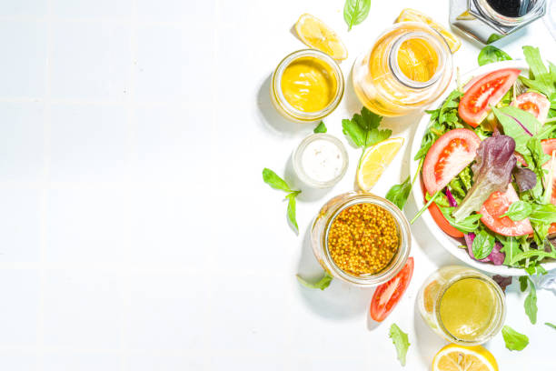 varietà di salse e condimenti per insalate - vinegar salad dressing balsamic vinegar olive oil foto e immagini stock