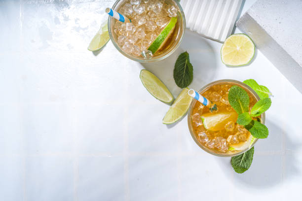 istock Cuba Libre, long island iced tea cocktail 1370713850