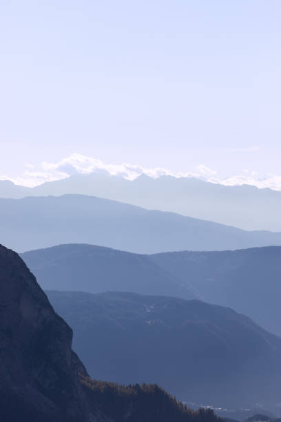 pasma górskie val gardena pokryte poranną mgłą w seiser alm, włochy (zdjęcie pionowe) - mountain valley european alps shade zdjęcia i obrazy z banku zdjęć