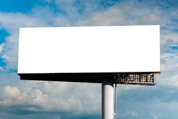 cartellone bianco largo vuoto contro cielo blu con nuvole bianche - mock up - billboard foto e immagini stock