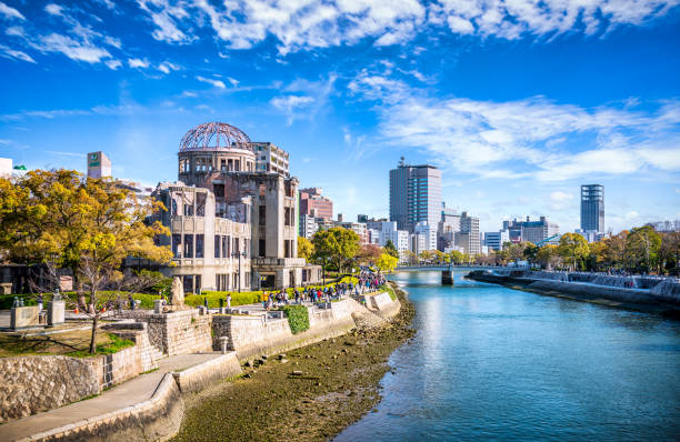 hiroshima motoyasu river cityscape atomic bomb dome japan - armas de destrucción masiva fotografías e imágenes de stock