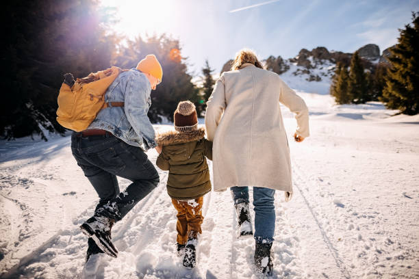 rodzina w zimowym spacerze - family winter walking fun zdjęcia i obrazy z banku zdjęć