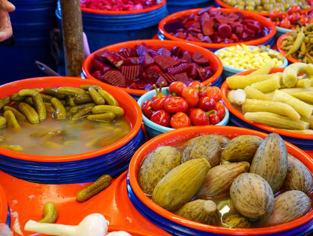 diferentes variedades de encurtidos. grupo de pepinillos en el bazar. encurtidos en los estantes - pickle relish fotografías e imágenes de stock