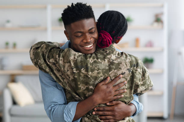 행복한 흑인 가족 군인 아내 과 남편 포옹 에 홈 - homecoming 뉴스 사진 이미지