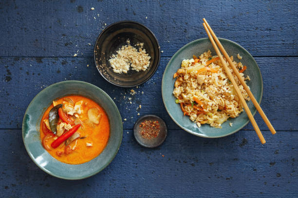authentic classic thai dishes - sopa tom yum imagens e fotografias de stock