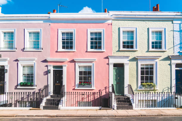 façades colorées de maisons anglaises, couleurs pastel pâles à londres - row house townhouse house in a row photos et images de collection