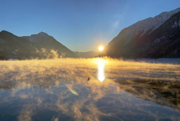 lever de soleil sur l’achensee près de pertisau en hiver - chaîne des karwendel photos et images de collection