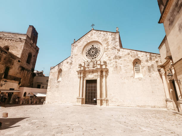 una iglesia en cisternino, apulia, italia - brindisi fotografías e imágenes de stock