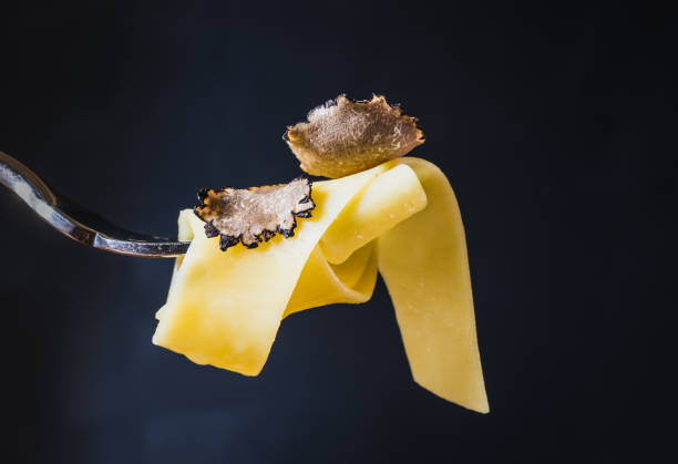 pasta con setas de trufa fresca. - truffle fotografías e imágenes de stock