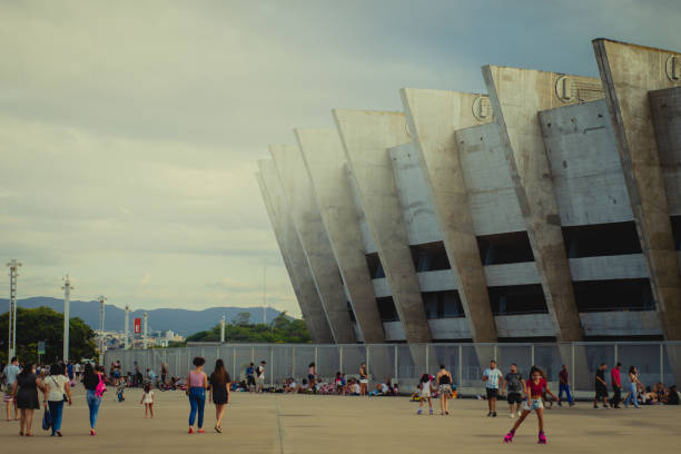 persone vicino allo stadio mineirão nella città di belo horizonte minas gerais brasile 15/02/2022 - soccer fifa world cup soccer ball ball foto e immagini stock