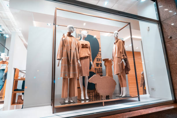 escaparate boutique max mara de lujo con ropa de moda - escaparate de tienda fotografías e imágenes de stock