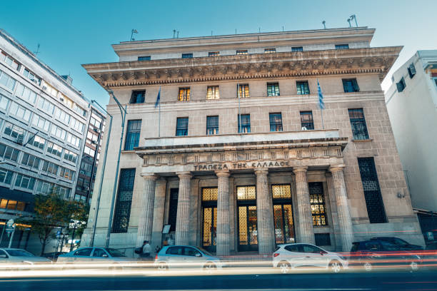 o banco nacional da grécia é construído no estilo helênico tradicional com colunas majestosas. legenda - ebnikh trapeza na grécia - banco nacional - greece crisis finance debt - fotografias e filmes do acervo