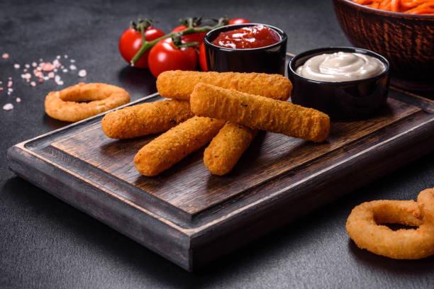 토마토 소스를 곁들인 모짜렐라 치즈 스틱 - mozzarella stick 뉴스 사진 이미지