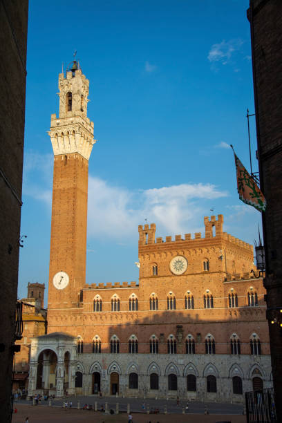 палаццо пабблико с торре дель манджа, сиена, тоскана, италия - torre del mangia стоковые фото и изображения