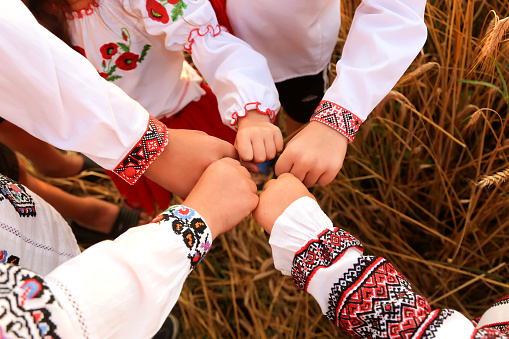 Las manos de los niños en shir bordado se unen en un gesto de bienvenida. Las manos unidas simbolizan la unidad. Día de la Independencia de Ucrania, Constitución, Bordado photo